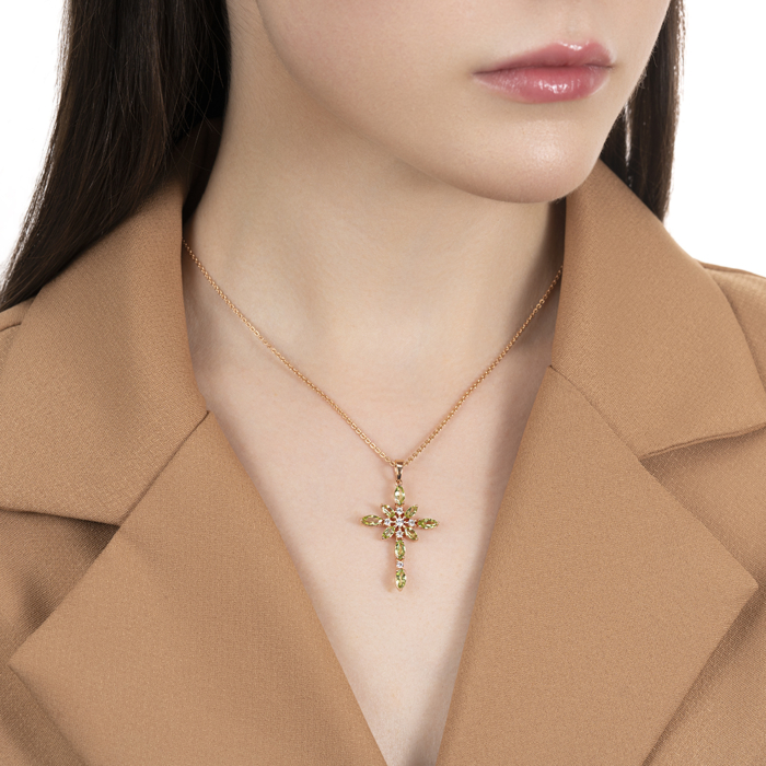 Золотой крестик с хризолитом и фианитами. Артикул 550099/01/0/7215