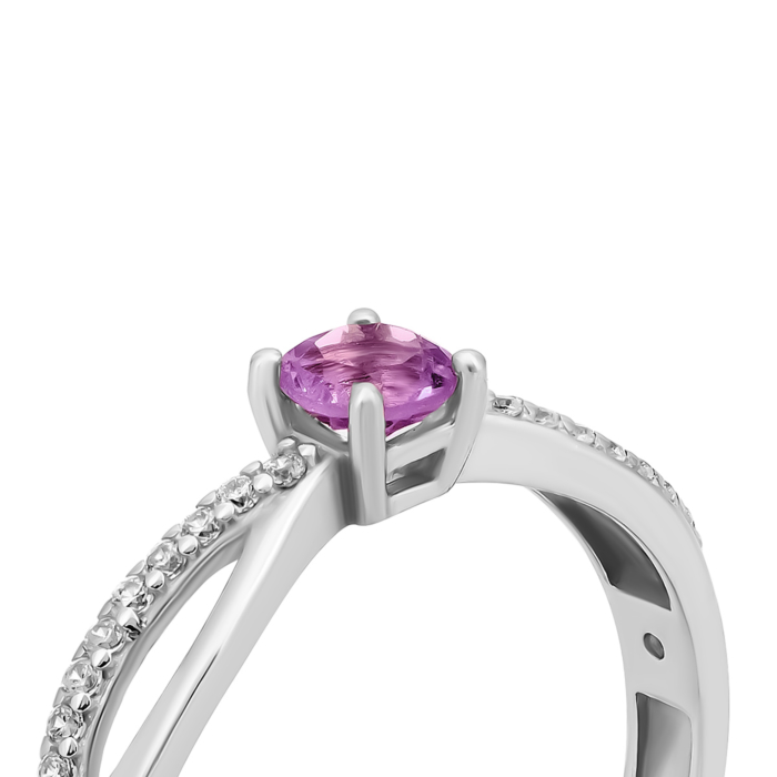 Серебряное кольцо с аметистом и фианитами.Артикул UG51183К.а.Rh